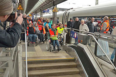 Flashmob von BoB – Bahnhof ohne Barrieren Freiburg „Spaziergang der Barrieren“
