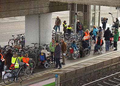 Flashmob von BoB – Bahnhof ohne Barrieren Freiburg