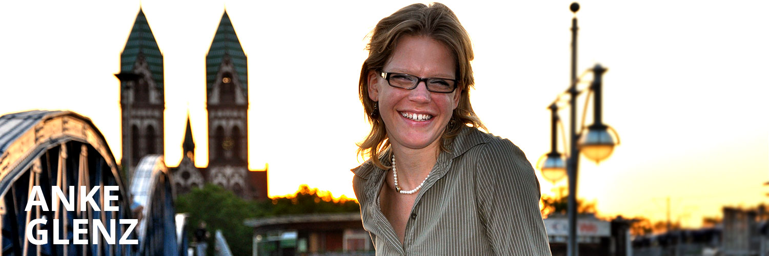 Anke Glenz auf der blauen Brücke in Freiburg 